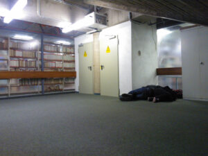 Studierende schlafen in der Bibliothek
