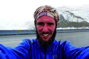 Selfie von einem Mann in einer kalten verschneiten Landschaft
