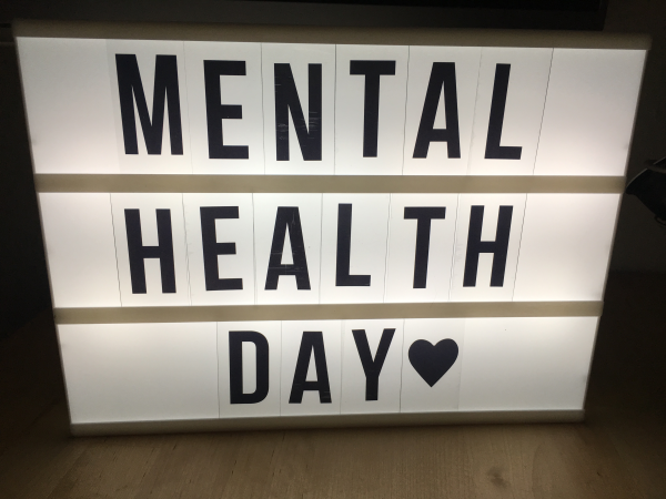 Schild mit Mental Health Day