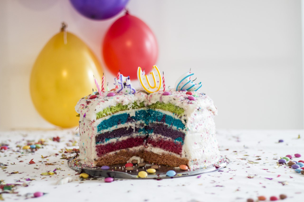 bunte Torte mit Luftbaloons