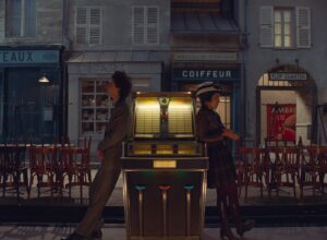 Zwei Menschen stehen an einer Musikbox