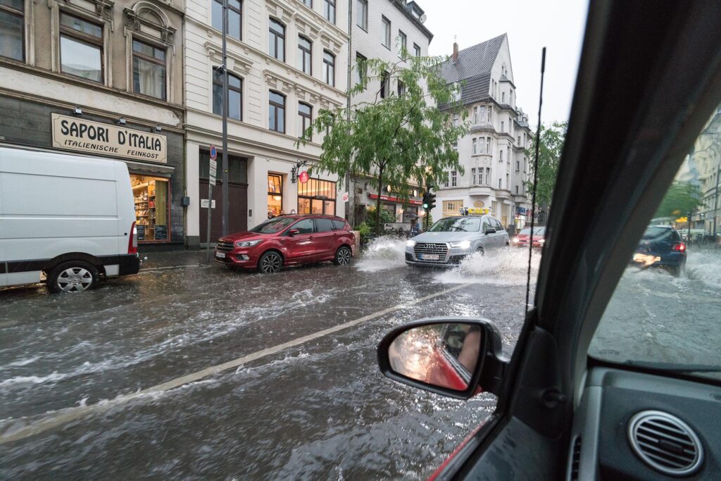 Hochwasser auf einer Straße