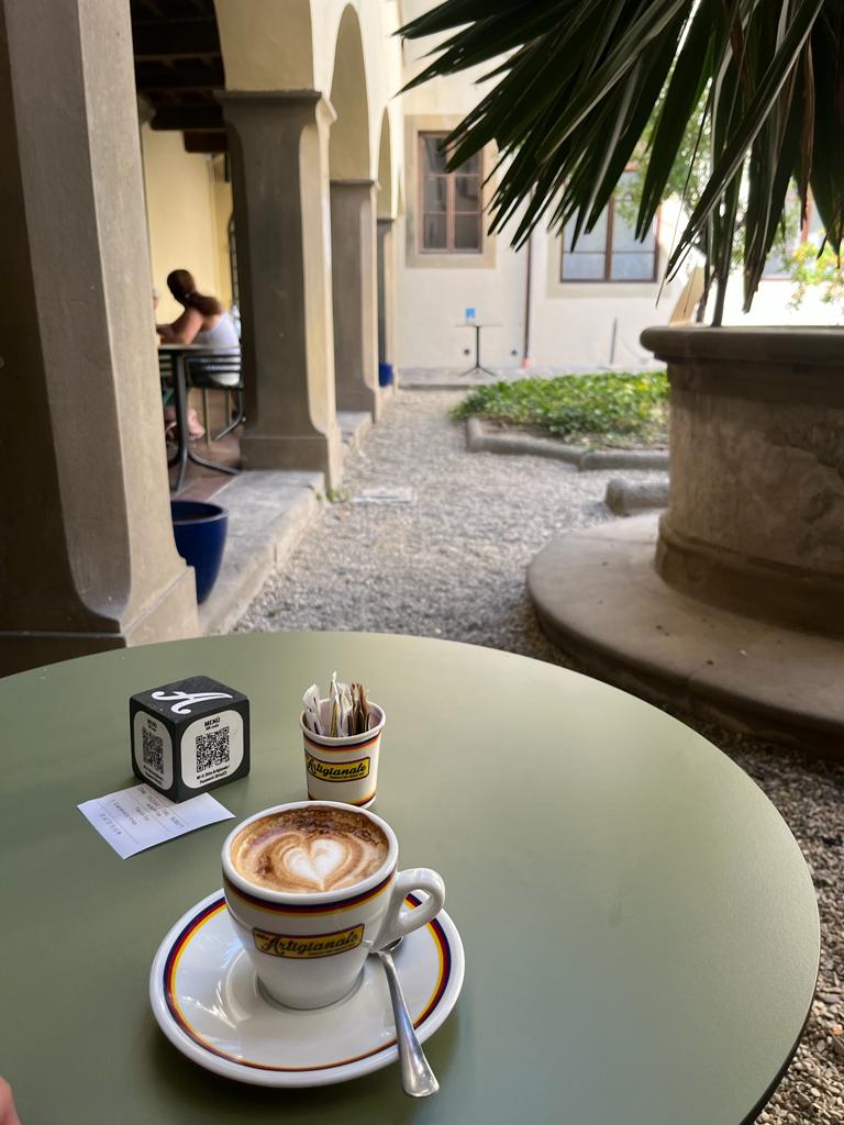 Ein Tisch mit einer Tasse, welche deutsch-rot-goldene Akzente beinhaltet.