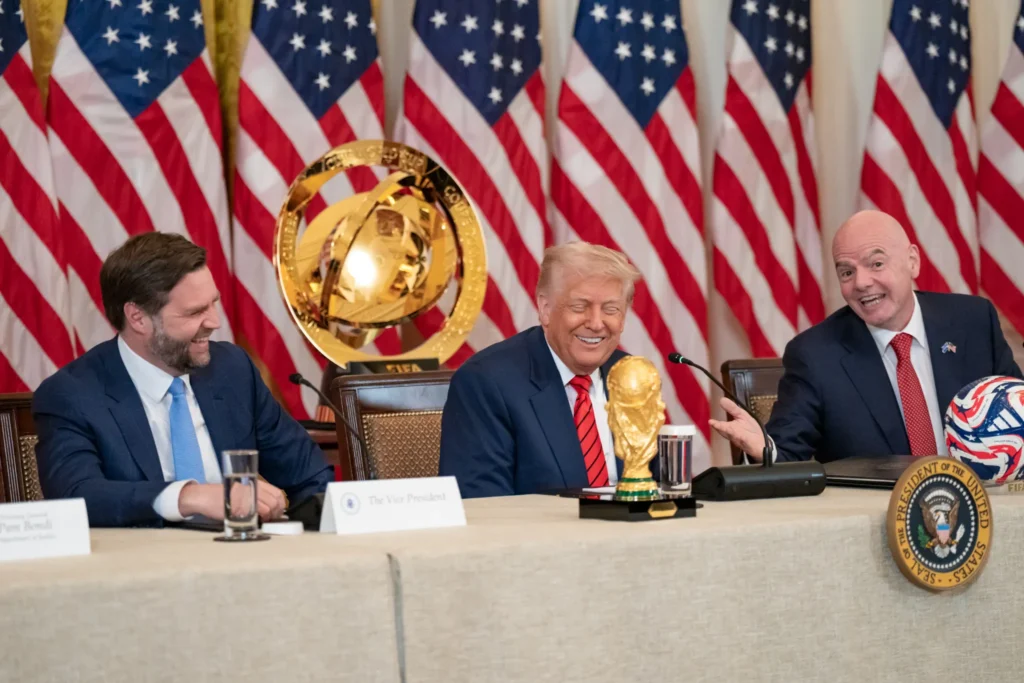 FIFA Präsident Gianni Infantino mit US Präsident Donald Trump und seinem VIze JD Vance bei einer Pressekonferenz in den USA.